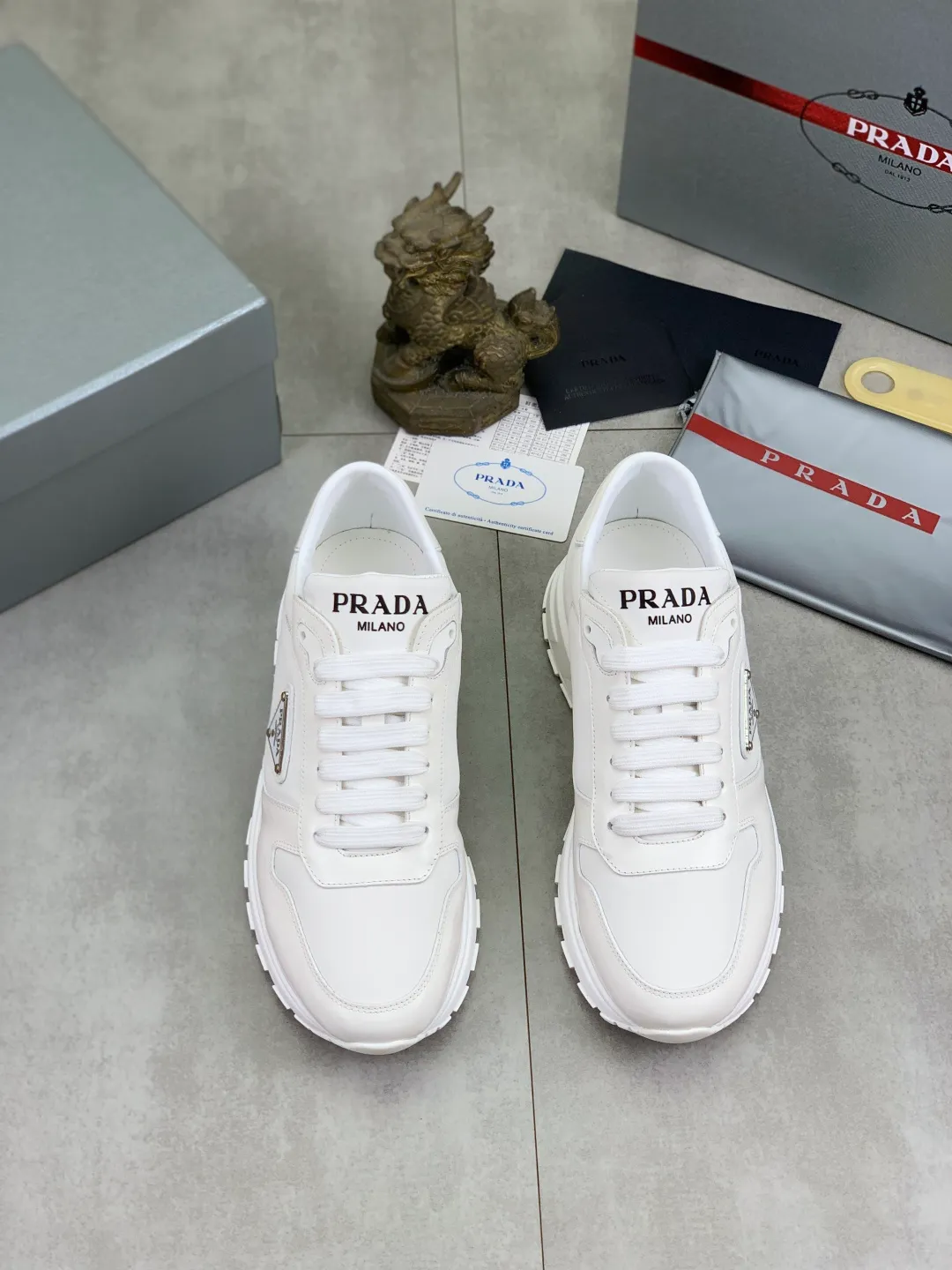 Men's shoes 💰P540 new (higher version) new PRADA (Prada) classic models are on the market at the same time, new men's shoes, 😘fabrics are selected from original imported calfskin. First layer of imported cowhide lining. The original version is awesome! 👍🏿Original open-molded non-slip PU outsole, with exquisite lines, simple and elegant, super comfortable and classy on foot, suitable for leisure travel. Code number: 38-45 (46 customized) 2️⃣ colors available